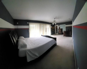 Peaceful private 4 Bedroom Residential Home with hot tub surrounded with serenity and a park like setting